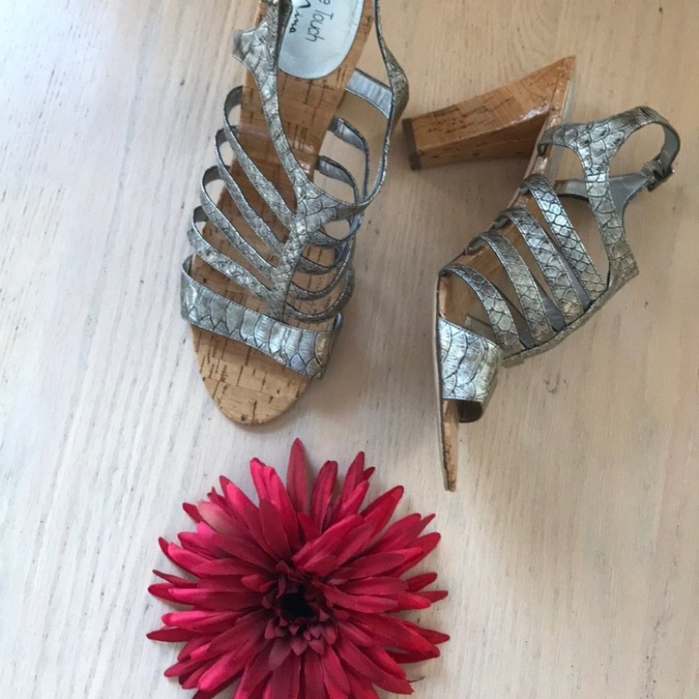 The touch of Nina silver snakeskin shoe with cork heel size 9.5 Y2K vintage - Picture 6 of 8